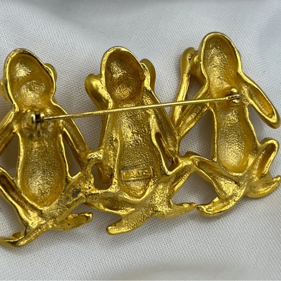 Gold Three Wise Monkeys Brooch - Picture 2 of 4